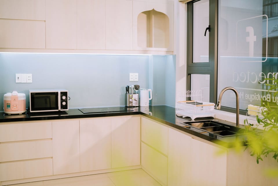 Fridge, microwave, stovetop, cookware/dishes/utensils