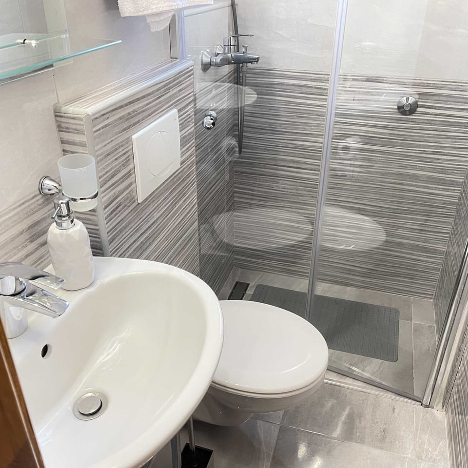 Double Room (Apartments Belenum - Comfort Double R) | Bathroom | Shower, towels