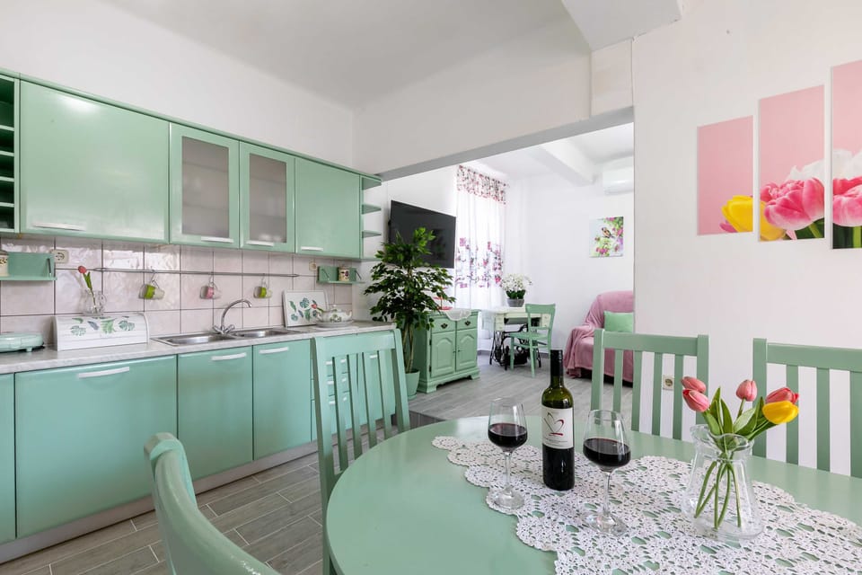 House (Three Bedroom Holiday Home with Sea V) | Private kitchen | Fridge