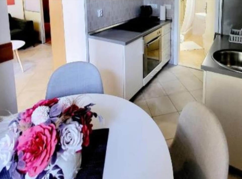 Studio (Studio Apartment with Terrace) | Dining room