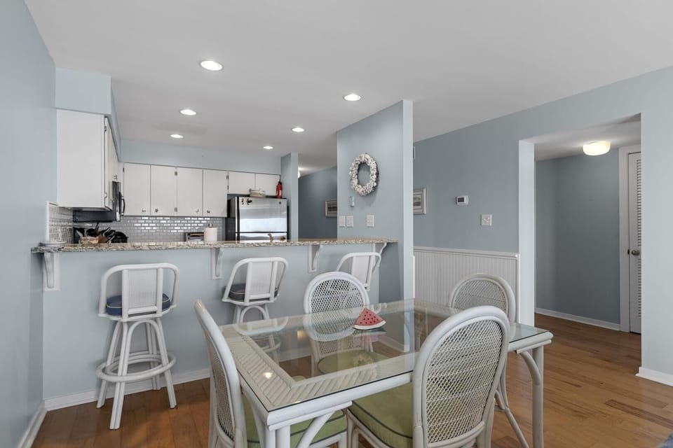 Condo, 2 Bedrooms | Dining