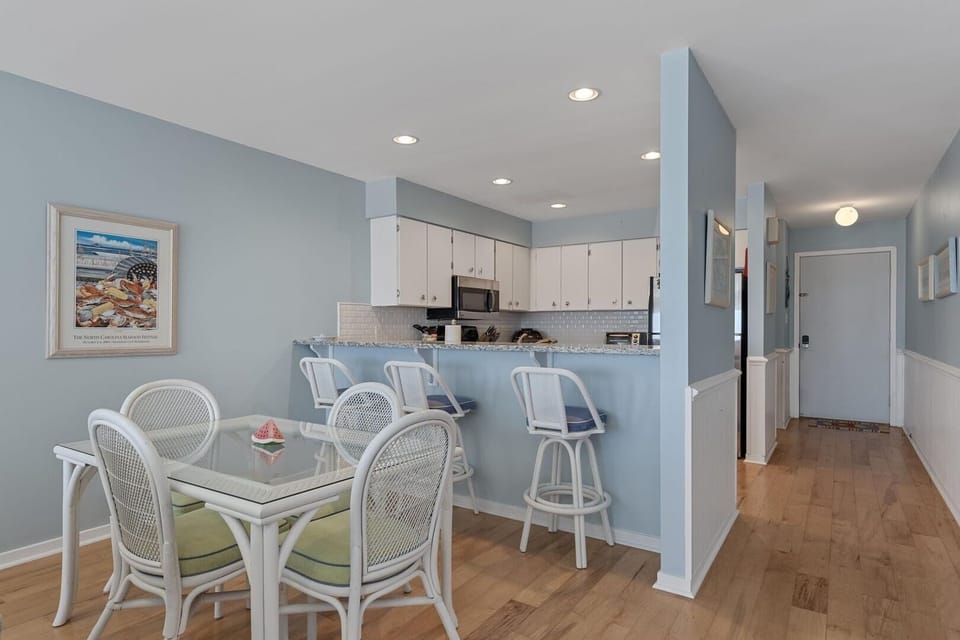 Condo, 2 Bedrooms | Dining