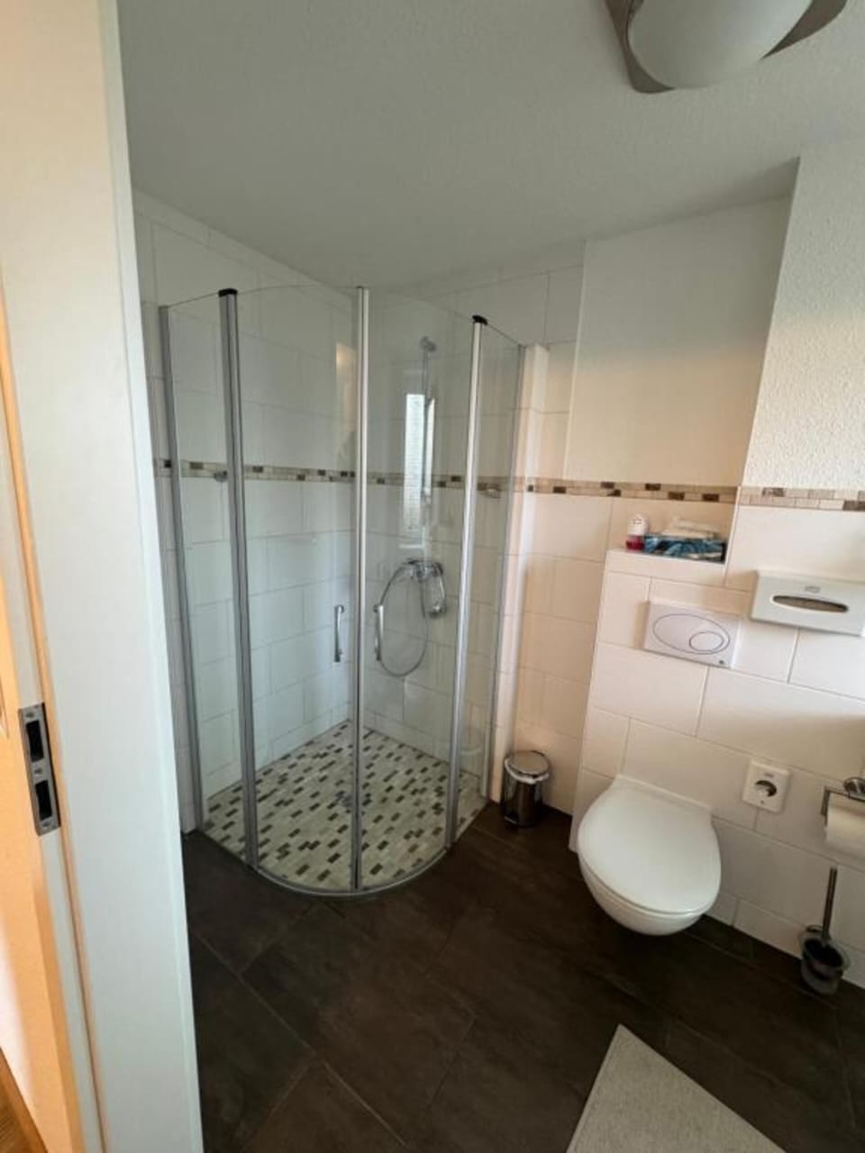 Basic Room | Bathroom | Shower, hair dryer, towels