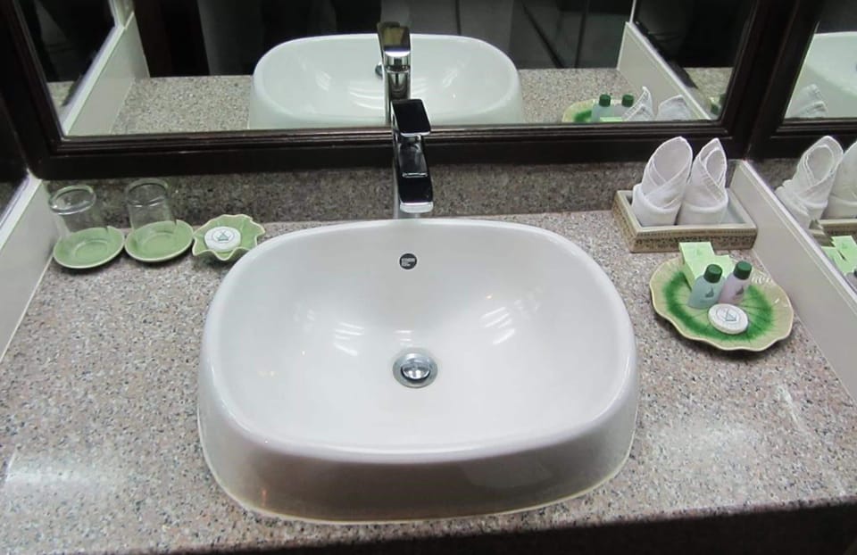 Bathroom sink