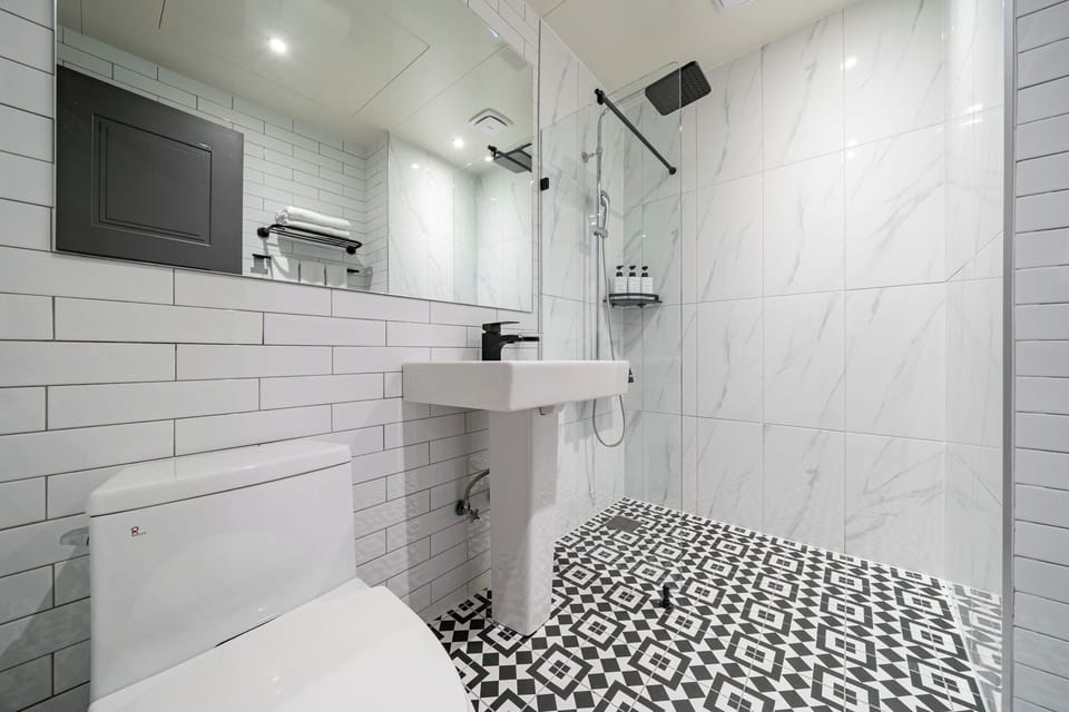 Deluxe Double Room | Bathroom | Shower, rainfall showerhead, free toiletries, hair dryer