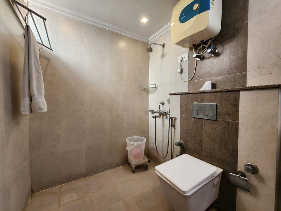 Deluxe Room | Bathroom | Shower, towels