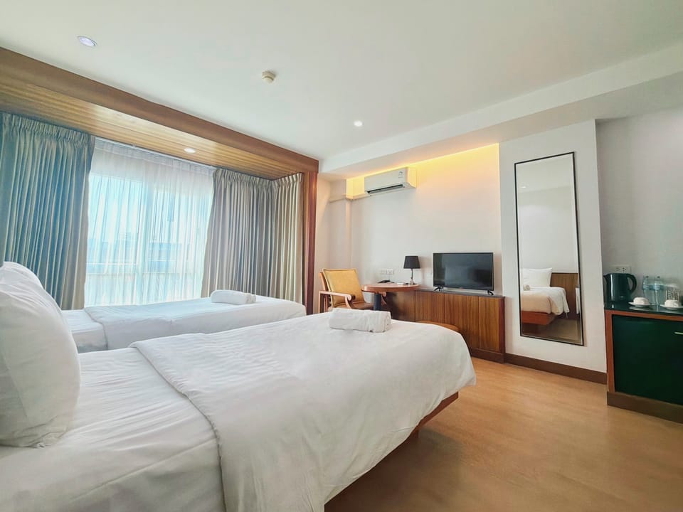 Superior Twin Room | Premium bedding, individually decorated, desk, laptop workspace