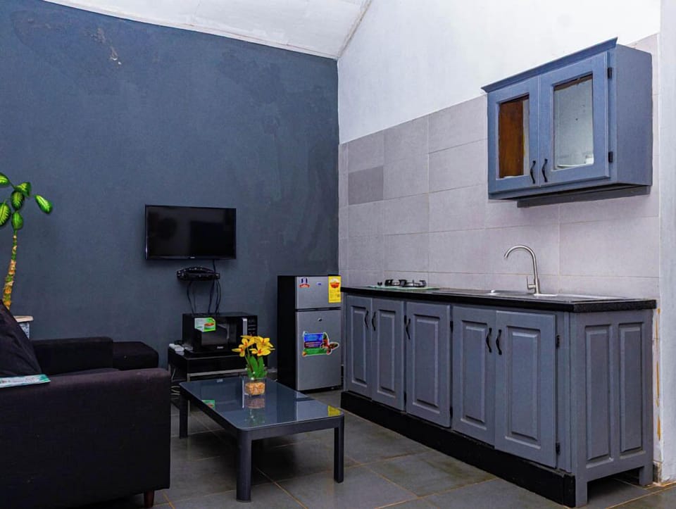 Comfort Studio, Garden View | Private kitchen | Stovetop, cookware/dishes/utensils, freezer, paper towels