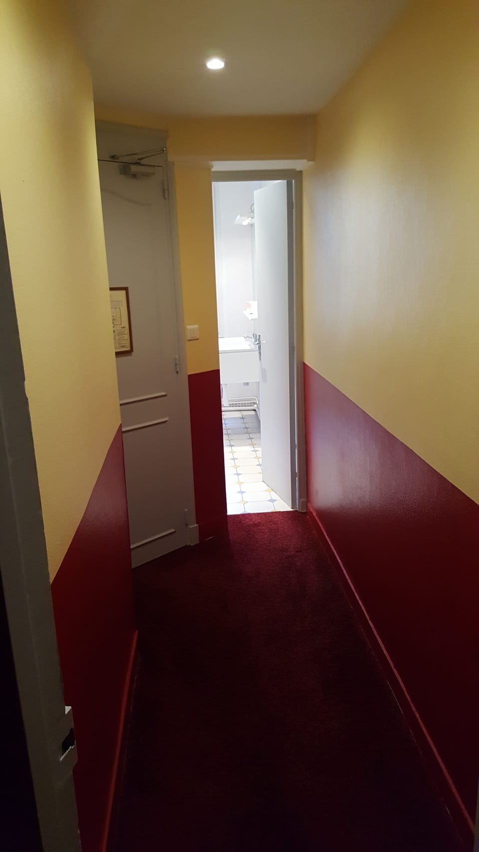 Single Room, Bathtub | In-room safe, desk, iron/ironing board, free WiFi