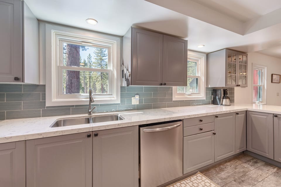 Full-size fridge, microwave, oven, stovetop