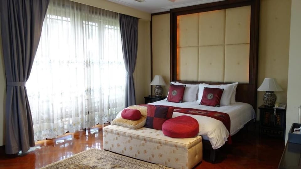 Hypo-allergenic bedding, in-room safe, individually furnished, desk