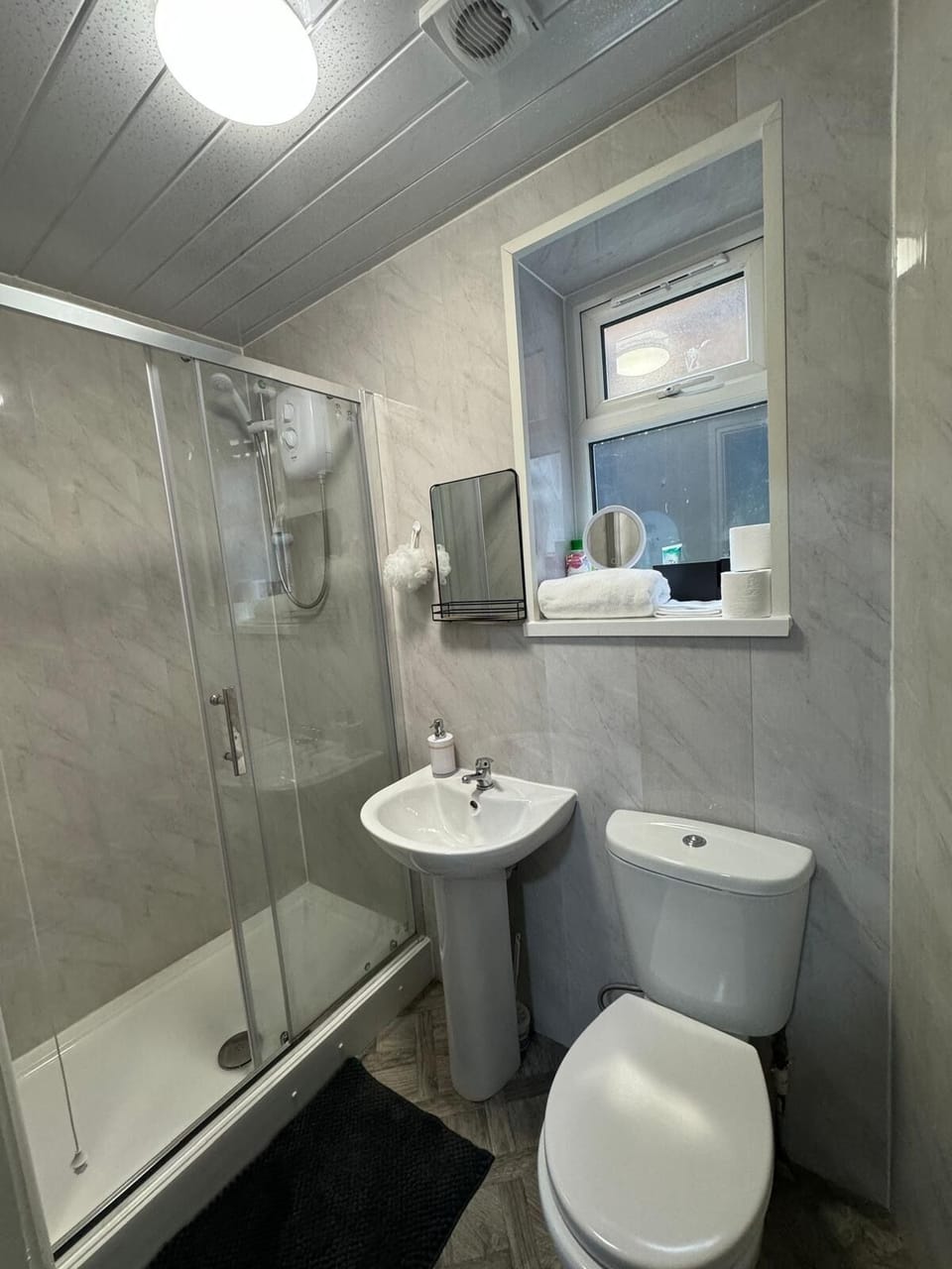 Apartment | Bathroom | Shower, free toiletries, toilet paper