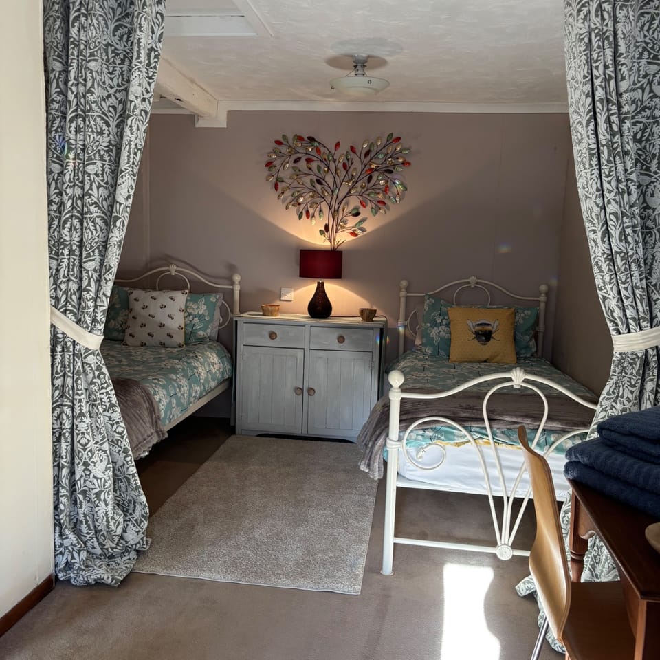 2 Bed Barn - Sleeps 4 - Pets - Parking - Wifi House in England