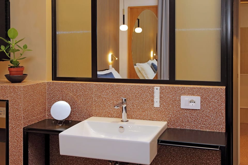 Classic Double Room, City View | Bathroom | Shower, hair dryer, slippers, bidet