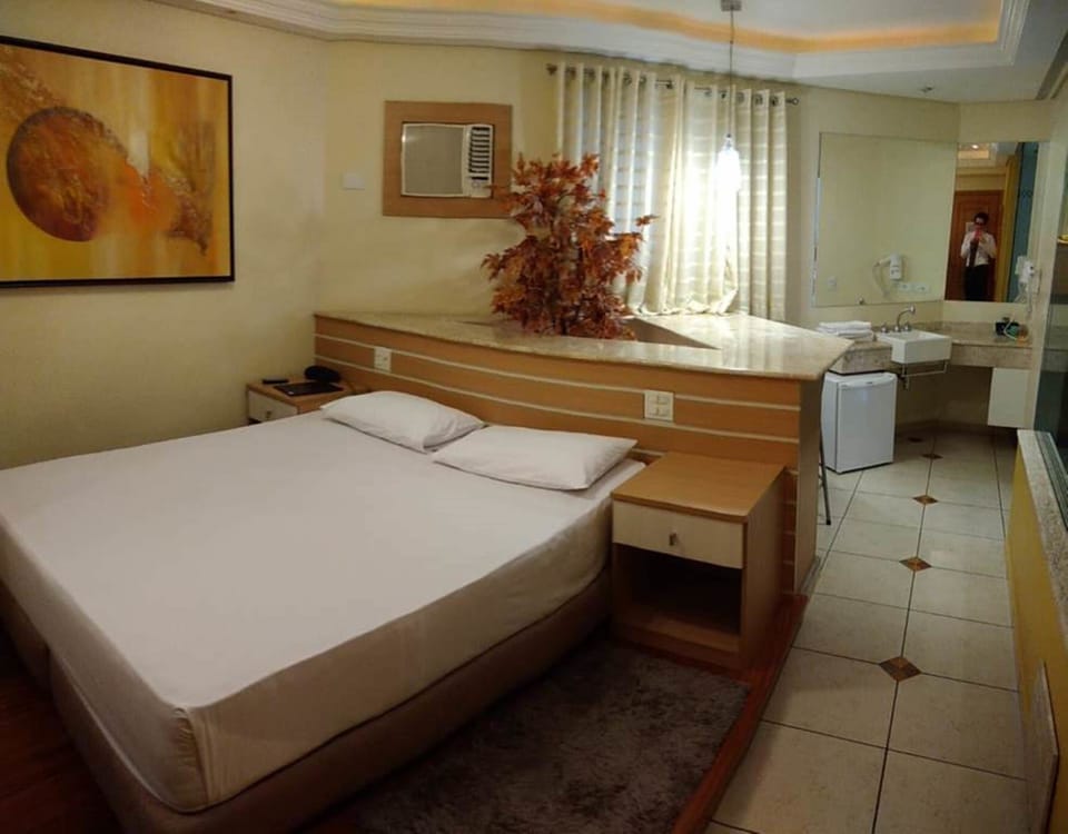 LN Suite Luni | Minibar, in-room safe, desk, blackout drapes