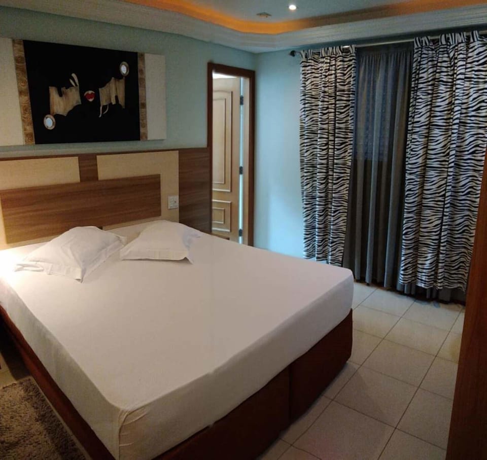 Luxury Room, Jetted Tub | Minibar, in-room safe, desk, blackout drapes