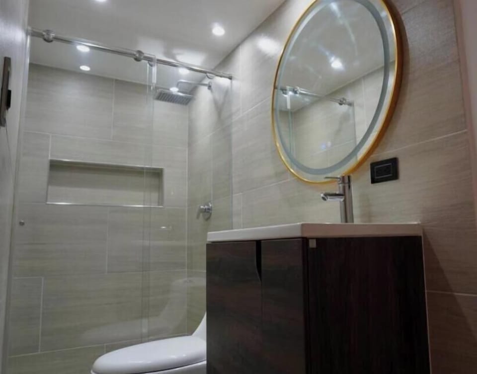 Deluxe Double Room | Bathroom | Shower, rainfall showerhead, towels, soap