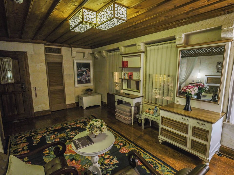 King Stone Suite | Minibar, in-room safe, individually decorated, individually furnished