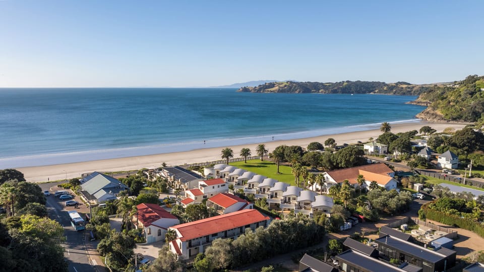 Waiata Beach House - Onetangi Beach Villa in Auckland Region