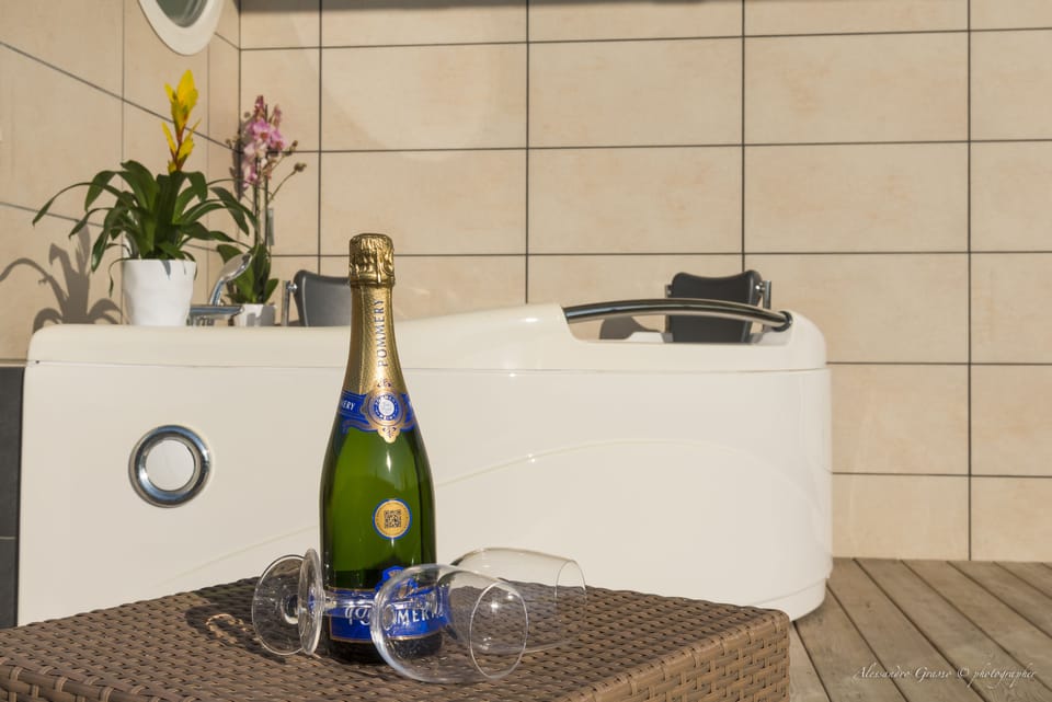 Classic Suite, Accessible, City View | Jetted tub