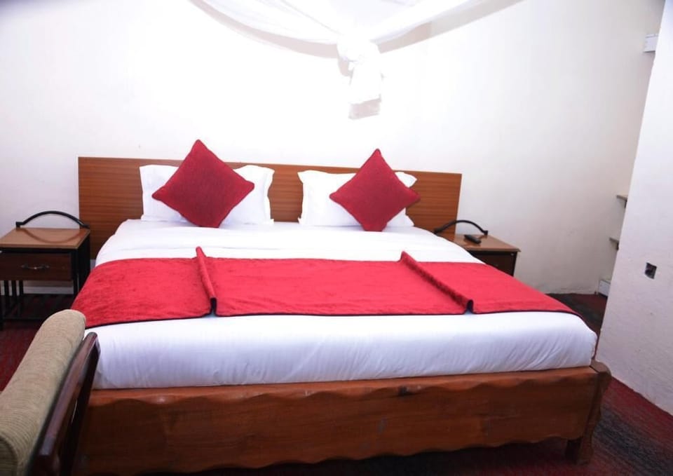Comfort Double Room | Desk, laptop workspace, blackout drapes, iron/ironing board