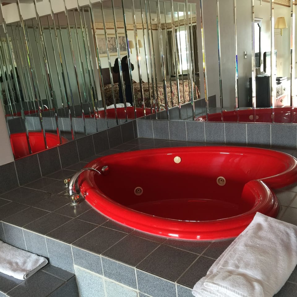 Deluxe Room, 1 King Bed, Smoking (Whirlpool Tub) | Jetted tub