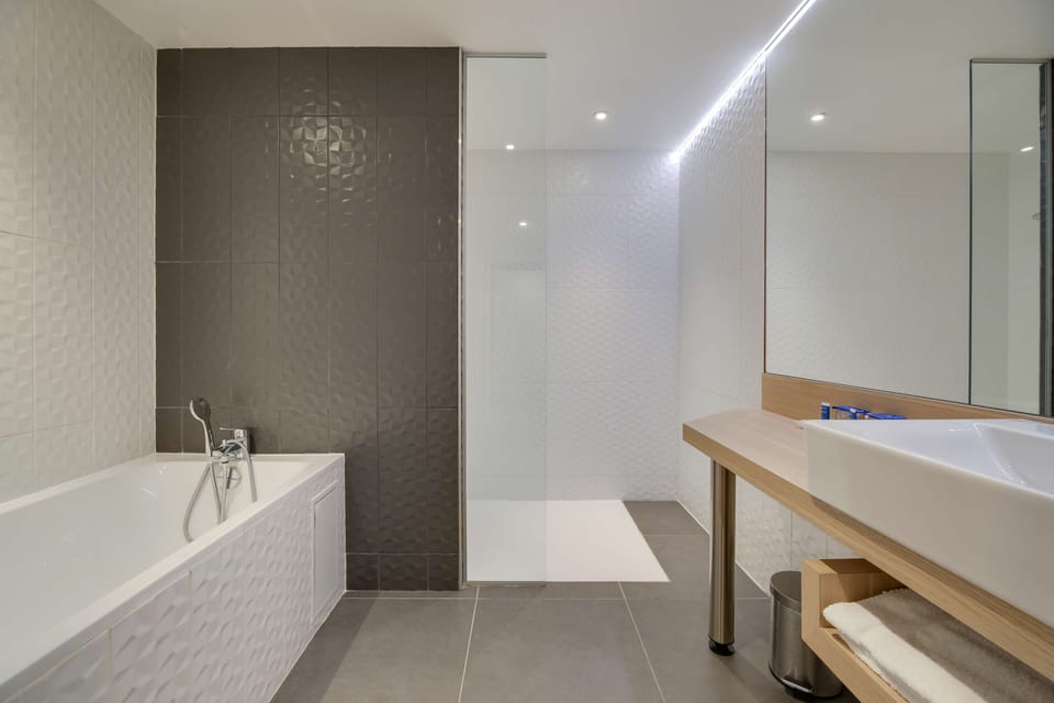 Deluxe Room | Bathroom | Shower, free toiletries, hair dryer, towels