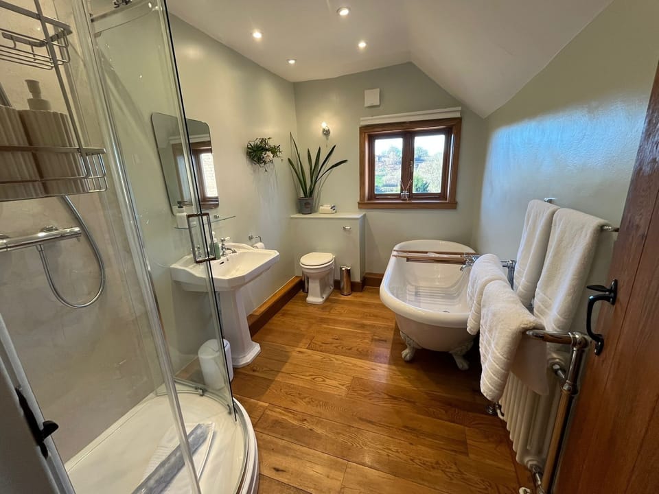 Luxury Double Room, Ensuite (Legges Hill Room) | Bathroom | Eco-friendly toiletries, hair dryer, towels, soap