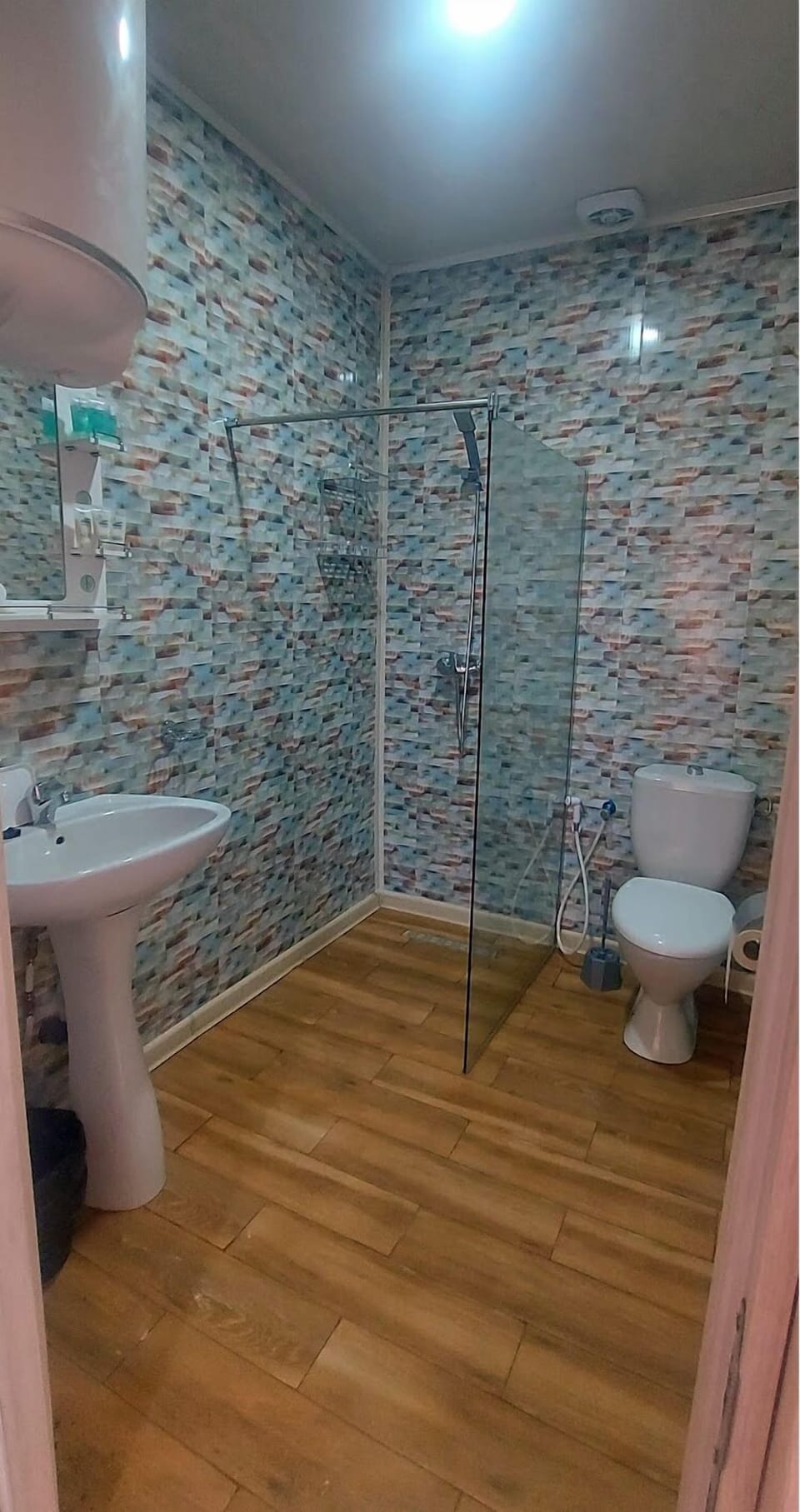 Standard Double or Twin Room | Bathroom | Shower, free toiletries, towels, soap