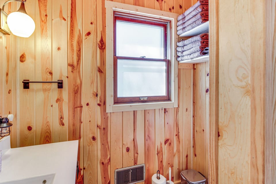 Waterfront Spirit Lake Cabin w/ Boat Rental! Cottage in Minnesota
