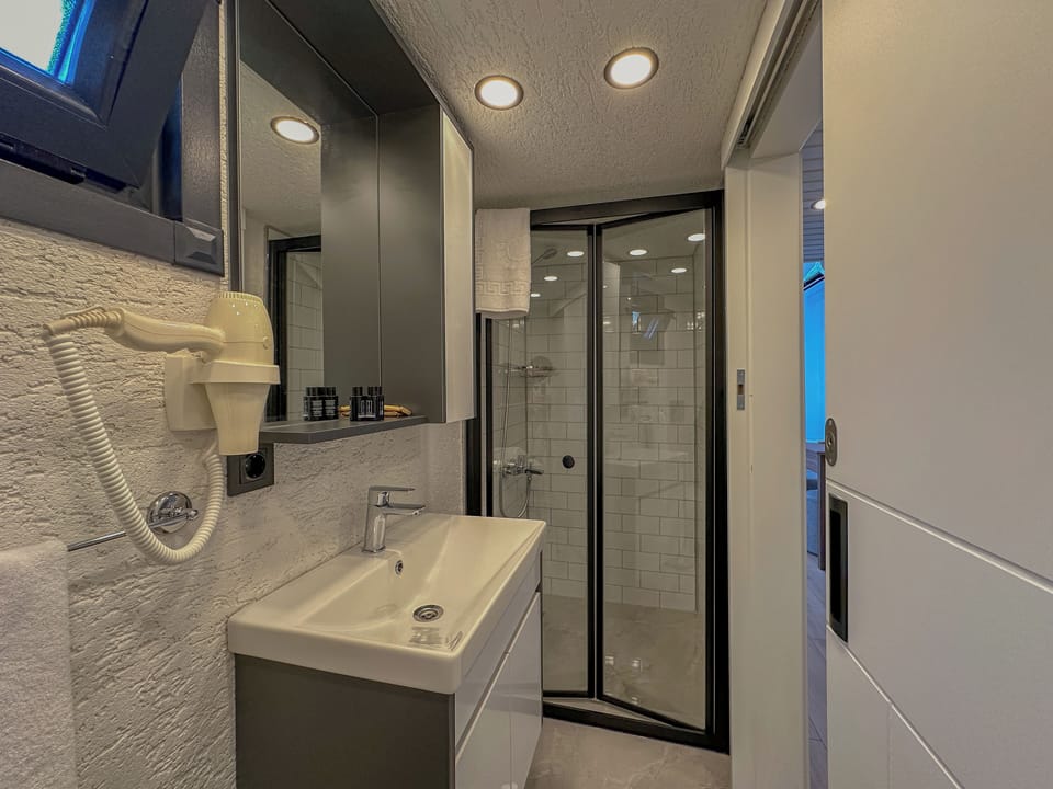 Basic Bungalow | Bathroom | Shower, rainfall showerhead, hair dryer, towels