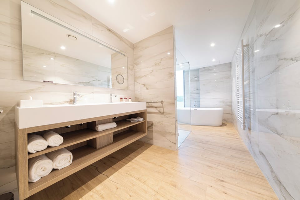 Deluxe Suite, Garden View | Bathroom | Free toiletries, hair dryer, bathrobes, towels