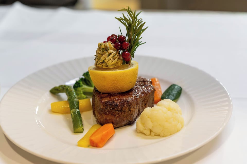 2 restaurants; breakfast, lunch, and dinner served