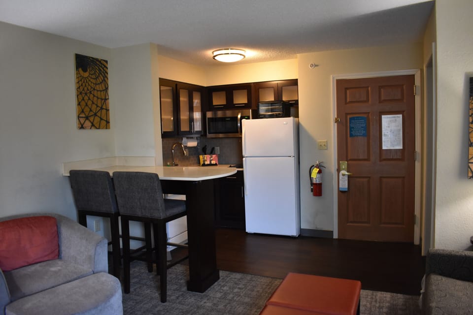 Suite, 2 Bedrooms, Kitchen | Living area | 32-inch TV with satellite channels, pay movies