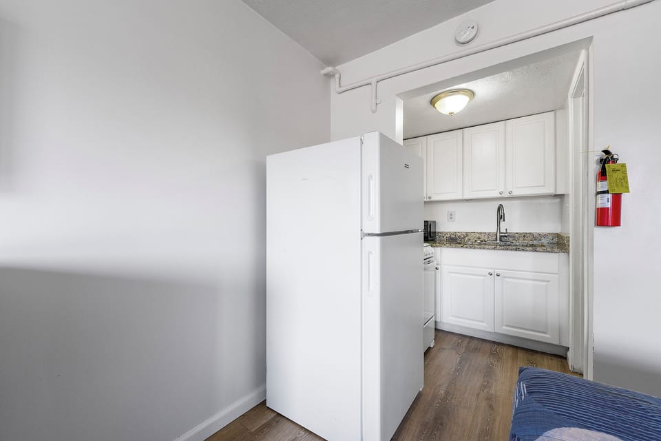 Full-size fridge, microwave, oven, stovetop