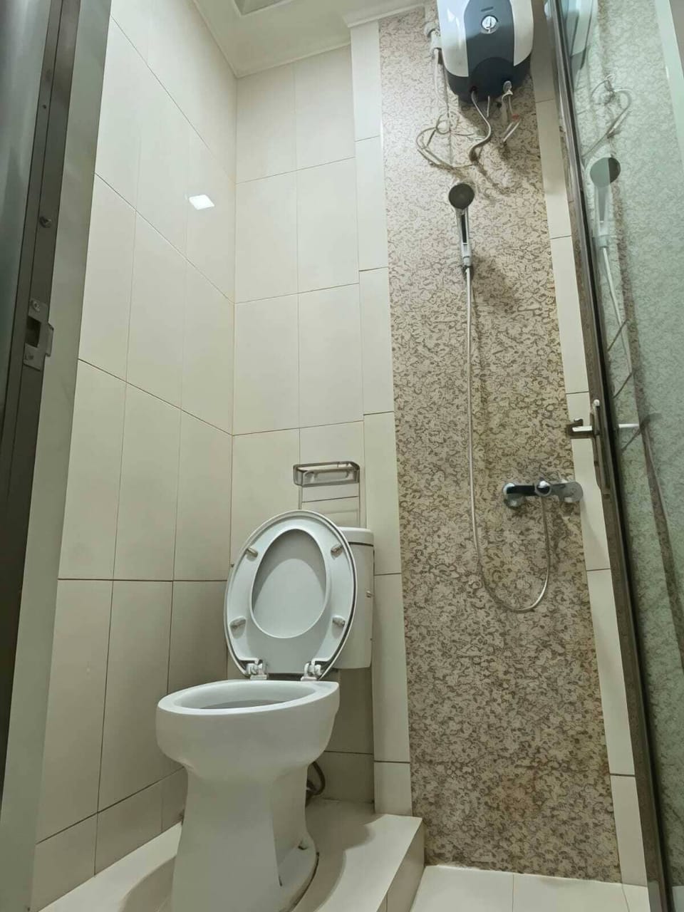 Economy Twin Room | Bathroom | Shower, rainfall showerhead, towels, soap