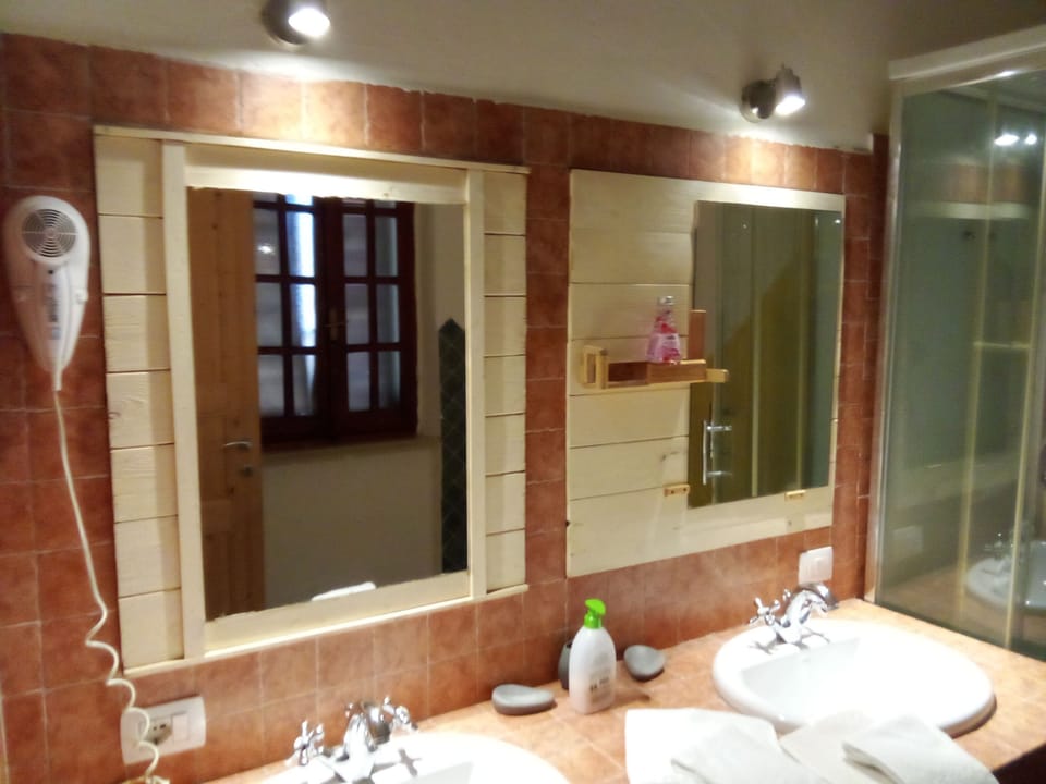 Standard Triple Room | Bathroom