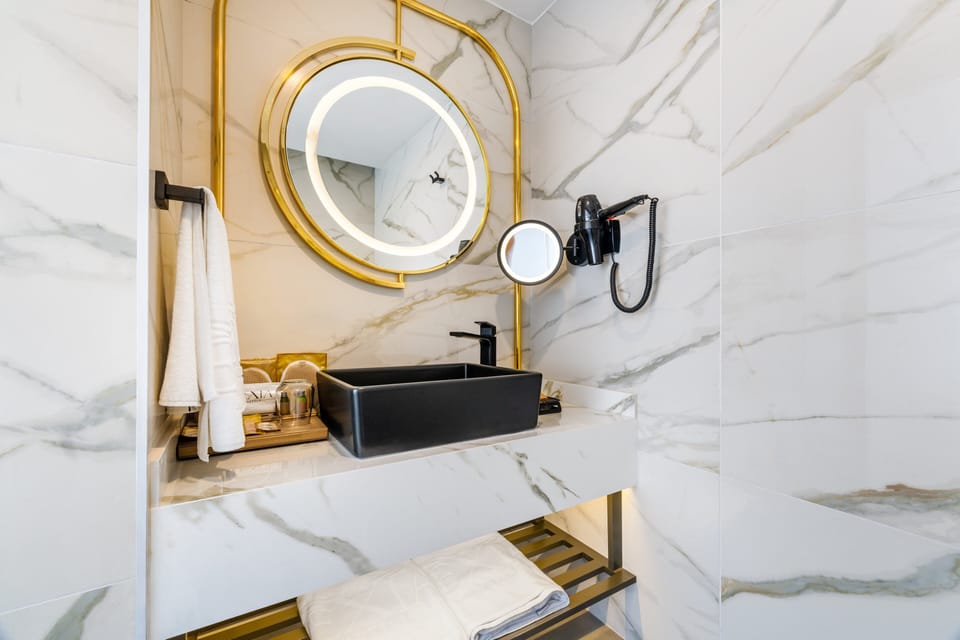 Standard Double or Twin Room, 1 Bedroom, City View | Bathroom | Shower, free toiletries, hair dryer, slippers
