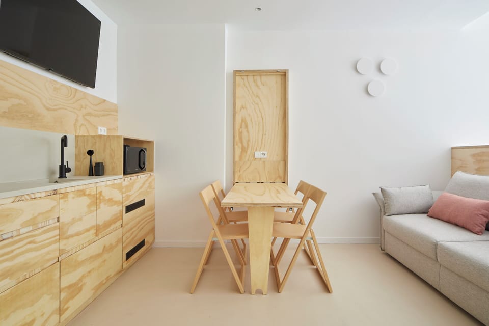 Deluxe Studio, City View | Dining room