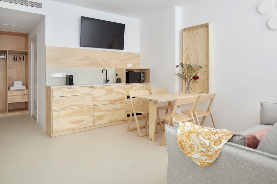 Deluxe Studio, City View | Private kitchen | Mini-fridge, microwave
