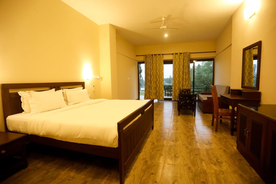 Deluxe Room, Balcony, Hill View | Desk, soundproofing, free WiFi, bed sheets