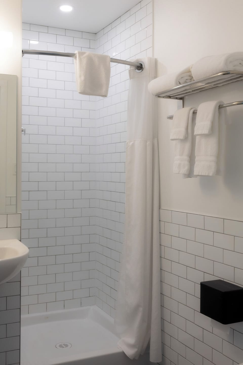 Standard Room, 1 Queen Bed | Bathroom | Free toiletries, hair dryer, towels