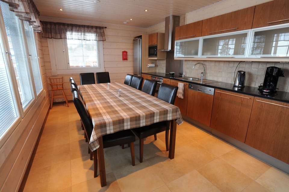 Full-size fridge, microwave, oven, stovetop