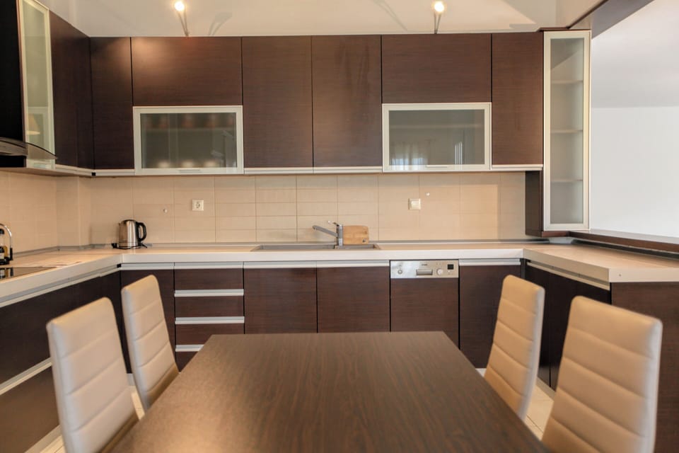 Luxury Apartment, Mountain View | Private kitchen | Coffee/tea maker, electric kettle