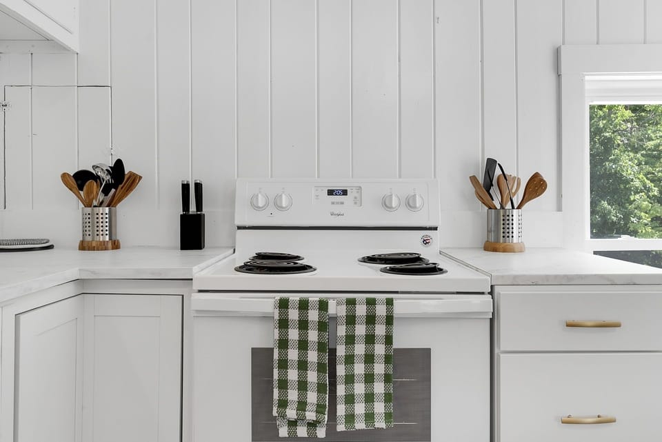 Apartment, 2 Bedrooms | Private kitchen | Fridge, oven, coffee/tea maker, toaster