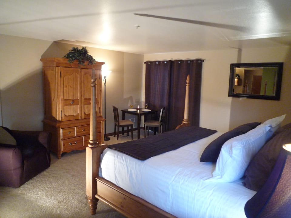 King Suite, Non Smoking, Not Pet Friendly | Desk, blackout drapes, free WiFi, bed sheets