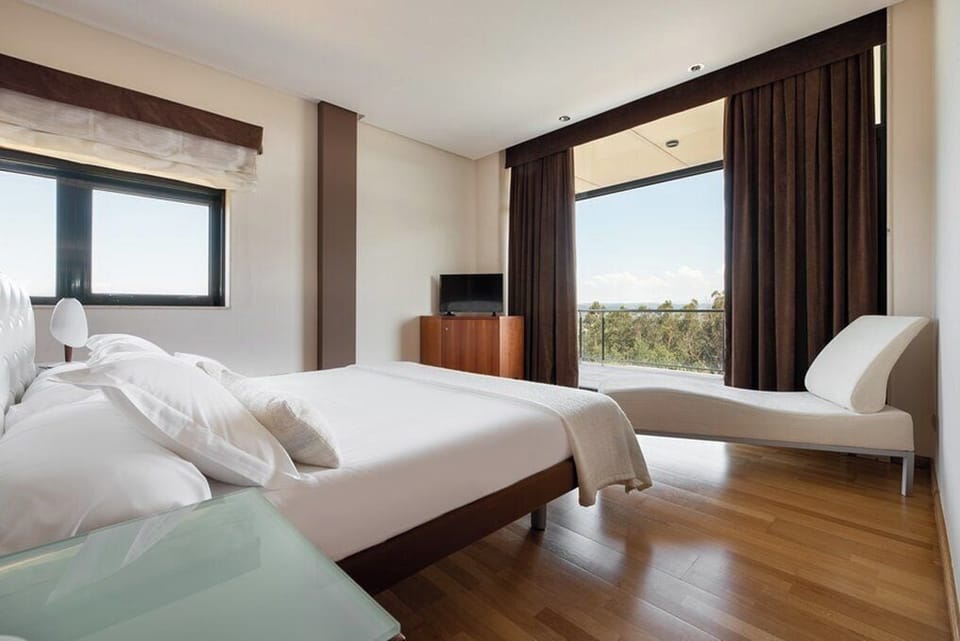 Executive Room, Terrace | Minibar, in-room safe, desk, free WiFi