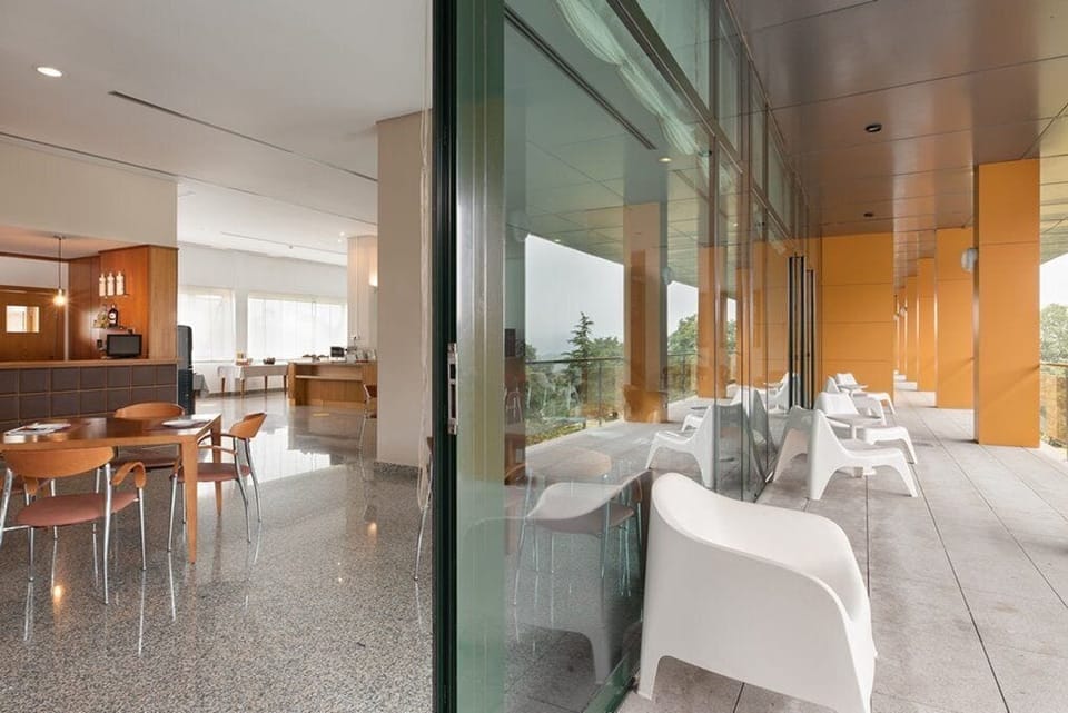 Lobby lounge