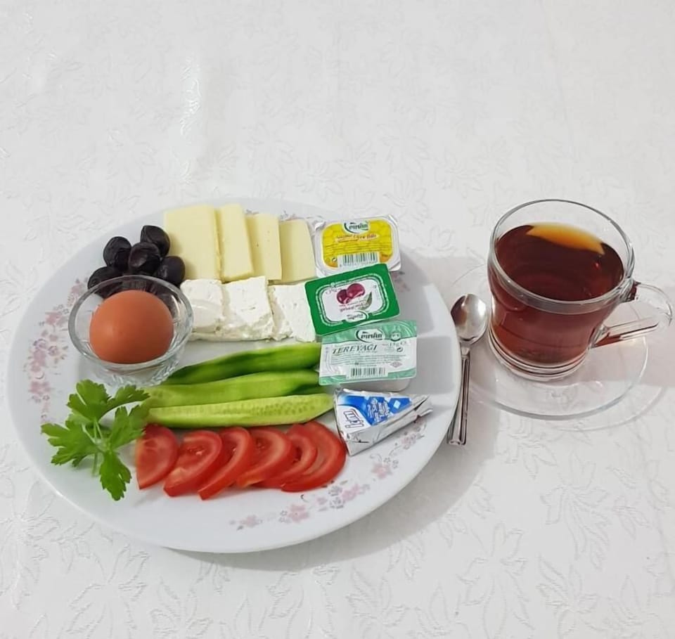 Daily to-go breakfast (EUR 10 per person)