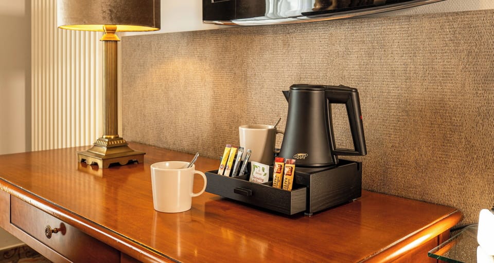 Hypo-allergenic bedding, in-room safe, desk, blackout drapes